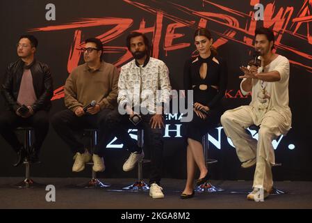 22. November 2022, Kalkutta, Westbengalen, Indien: Bollywood-Schauspieler Varun Dhawan (R), Schauspielerin Kriti Sanon (2. Von rechts) und Produzent Dinesh Vijan (L) posieren für Fotos während einer Werbeveranstaltung ihres kommenden Films Bhediya am 22. November 2022 in Kalkutta. Der 2022 indisch-Hindi-sprachige Film von Amar Kaushik wird am 25. November 2022 erscheinen. (Bild: © Dipa Chakraborty/Pacific Press via ZUMA Press Wire) Stockfoto