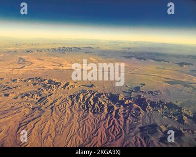 Arizona, USA, 11.. November 2022 Luftaufnahme über Wüsten und Berge nordöstlich von Phoenix, AZ., USA Stockfoto