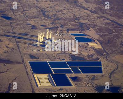 Tonopah, in der Nähe von Phoenix, Arizona, USA. 11.. November 2022 Luftaufnahme des Palo Verde Generating Station emittiert Verschmutzung in der frühen Morgensonne. Stockfoto