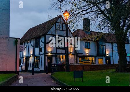 Die im Tudor-Stil erbaute Church Keys Wine Bar & Restaurant beleuchtet in der Abenddämmerung in Boston Lincolnshire Stockfoto