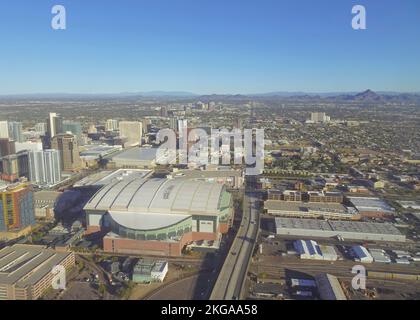 Arizona, USA, 11.. November 2022 Luftaufnahme über die Innenstadt von Phoenix, AZ., USA mit dem Chase Field Stadium , dem Heimstadion des Arizona Diamondbacks Baseballteams. Stockfoto