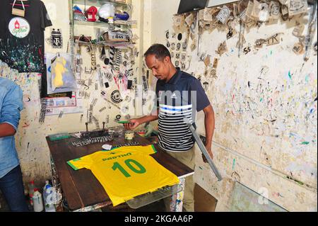 In Sylhet, Bangladesch. 20.. November 2022. Ein bangladeschischer Druckereien fertigt in seinem Geschäft in Zindabazar, Sylhet, Bangladesch, während der FIFA-Weltmeisterschaft 2022 ein Fußballtrikot. Am 20. November 2022 in Sylhet, Bangladesch (Foto: MD Rafayat Haque Khan/ Eyepix Group/Sipa USA) Quelle: SIPA USA/Alamy Live News Stockfoto