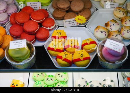 EDGEWATER, NJ, -6. NOVEMBER 2022 - Blick auf farbenfrohe Makkaron-Kekse in Form süßer Zeichentrickfiguren im Mitsuwa Marketplace Supermarkt in Edgewat Stockfoto