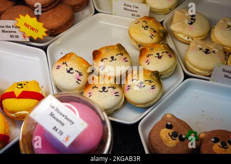 EDGEWATER, NJ, -6. NOVEMBER 2022 - Blick auf farbenfrohe Makkaron-Kekse in Form süßer Zeichentrickfiguren im Mitsuwa Marketplace Supermarkt in Edgewat Stockfoto