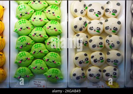 EDGEWATER, NJ, -6. NOVEMBER 2022 - Blick auf farbenfrohe Makkaron-Kekse in Form süßer Zeichentrickfiguren im Mitsuwa Marketplace Supermarkt in Edgewat Stockfoto