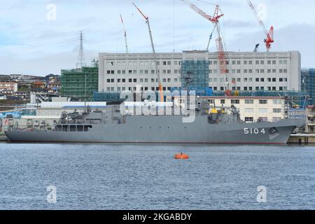 Präfektur Kanagawa, Japan - 19. Oktober 2019: Japan Maritime Self-Defense Force JS Wakasa (AGS-5104), hydrografisches Untersuchungsschiff der Futami-Klasse. Stockfoto