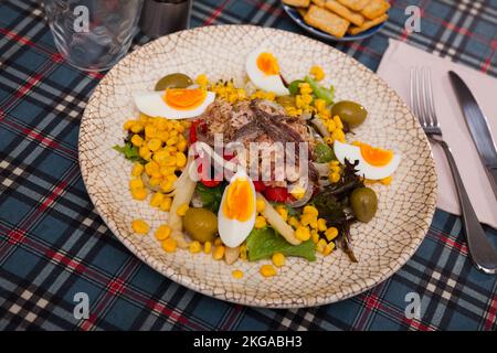 Salat mit Kabeljau-Sardellen und Sauce aus katalonien Stockfoto