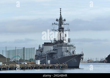 Präfektur Kanagawa, Japan - 19. Oktober 2019: Japan Maritime Self-Defense Force JS Takanami (DD-110), Zerstörer der Takanami-Klasse. Stockfoto