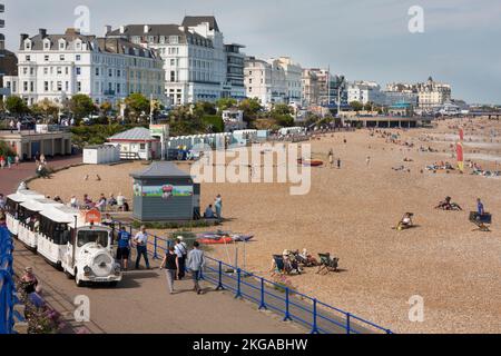 Eastbourne mit Strandpromenade und Dotto-Bahn, West Beach, East Sussex, England Stockfoto