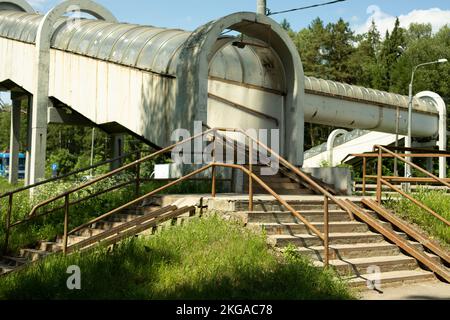 Fußgängerüberquerung. Tunnel über die Autobahn. Verkehrsinfrastruktur. Stockfoto