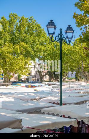 Freiluftmarkt Saint-Tropez am Place des Lices in der Provence, Frankreich, in Europa Stockfoto