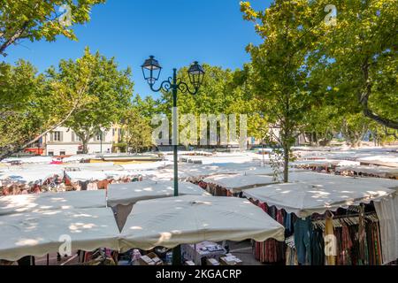 Freiluftmarkt Saint-Tropez am Place des Lices in der Provence, Frankreich, in Europa Stockfoto