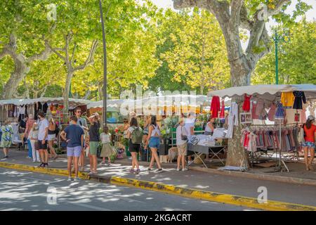 Freiluftmarkt Saint-Tropez am Place des Lices in der Provence, Frankreich, in Europa Stockfoto