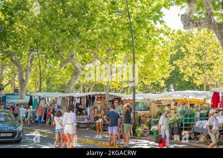 Freiluftmarkt Saint-Tropez am Place des Lices in der Provence, Frankreich, in Europa Stockfoto