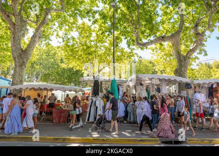 Freiluftmarkt Saint-Tropez am Place des Lices in der Provence, Frankreich, in Europa Stockfoto