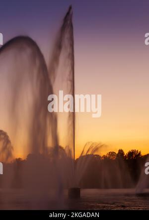 Wasserfontänen im Fluss am Zusammenfluss von Mad River und Miami River in der Nähe des Deeds Point Metropark. Die Fußgängerbrücke im Vordergrund Stockfoto