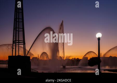 Wasserfontänen im Fluss am Zusammenfluss von Mad River und Miami River in der Nähe des Deeds Point Metropark. Die Fußgängerbrücke im Vordergrund Stockfoto