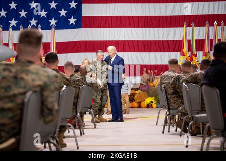 Havelock, Usa. 21.. November 2022. USA Präsident Joe Biden tritt LT. Cmdr. Tommy Myhand, Kaplan mit dem 2. Marine Aircraft Wing in einem Gebet während des traditionellen Thanksgiving Turkey Dinner im MCAS Cherry Point, 21. November 2022 in Havelock, North Carolina. Bild: Adam Schultz/White House Photo/Alamy Live News Stockfoto