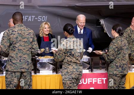 Havelock, Usa. 21.. November 2022. USA Präsident Joe Biden und First Lady Jill Biden servieren Marines während des traditionellen Thanksgiving Turkey Dinner im MCAS Cherry Point, 21. November 2022 in Havelock, North Carolina. Bild: Adam Schultz/White House Photo/Alamy Live News Stockfoto