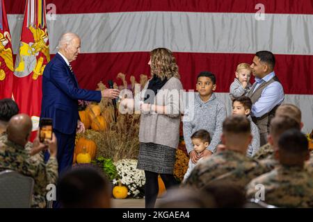 Havelock, Usa. 21.. November 2022. Militärische Ehefrau Jennifer, Ehefrau der USA Marine Corps Gunnery Sgt Anthony Gonzalez stellt Präsident Joe Biden während des traditionellen Thanksgiving Turkey Dinner im MCAS Cherry Point am 21. November 2022 in Havelock, North Carolina, vor. Kredit: LCpl Matthew Williams/USMC Foto/Alamy Live Nachrichten Stockfoto