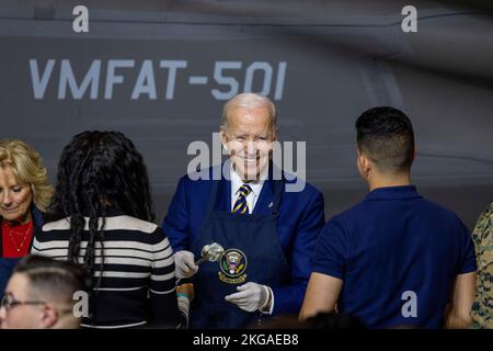 Havelock, Usa. 21.. November 2022. USA Präsident Joe Biden und First Lady Jill Biden servieren Marines während des traditionellen Thanksgiving Turkey Dinner im MCAS Cherry Point, 21. November 2022 in Havelock, North Carolina. Kredit: LCpl Matthew Williams/USMC Foto/Alamy Live Nachrichten Stockfoto