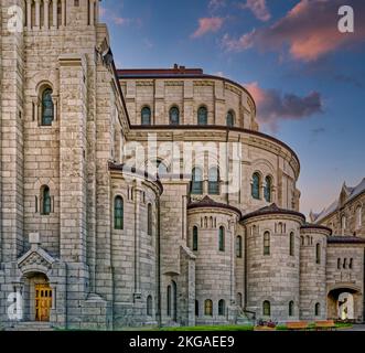 QUEBEC CITY, KANADA - 5. September 2022: Die Basilika Sainte-Anne-de-Beaupr liegt am St. Lawrence River östlich von Quebec City, Kanada, und Stockfoto