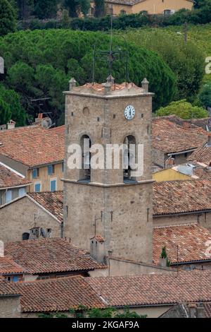 Globale Ansicht von Plan-de-la-Tour, einem Dorf im Massif des Maures mit einem Glockenturm umgeben von Weinfeldern und Hügeln, in Frankreich, Var, in Europa, Stockfoto