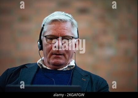 Bogota, Kolumbien, 22. November 2022. Kristinn Hrafnsson, Chefredakteur von WikiLeaks, spricht am 22. November 2022 in Bogota, Kolumbien, während einer Diskussion über die Meinungsfreiheit an der Kolumbianischen Nationaluniversität. Stockfoto