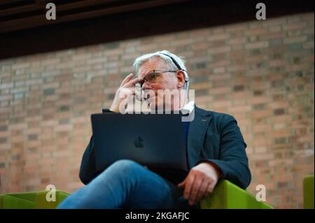 Bogota, Kolumbien, 22. November 2022. Kristinn Hrafnsson, Chefredakteur von WikiLeaks, spricht am 22. November 2022 in Bogota, Kolumbien, während einer Diskussion über die Meinungsfreiheit an der Kolumbianischen Nationaluniversität. Stockfoto