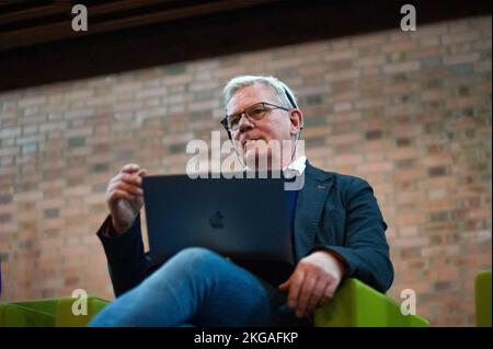 Bogota, Kolumbien, 22. November 2022. Kristinn Hrafnsson, Chefredakteur von WikiLeaks, spricht am 22. November 2022 in Bogota, Kolumbien, während einer Diskussion über die Meinungsfreiheit an der Kolumbianischen Nationaluniversität. Stockfoto