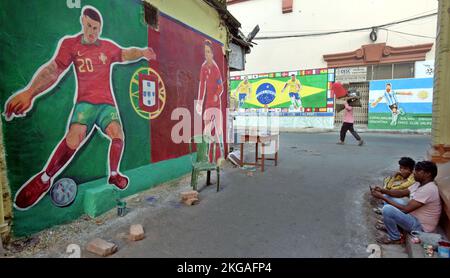 Kalkutta, Indien. 22.. November 2022. KALKUTTA, INDIEN - 22 2022. NOVEMBER: Die Menschen gehen an Wandgraffiti der Fußballspieler Ronaldo, Neymar, Vinicius Jr. und Messi vorbei, um am 22. November 2022 in Gopalnagar in Kalkutta, Indien, die Qatar Weltmeisterschaft zu feiern. (Foto: Samir Jana/Hindustan Times/Sipa USA) Quelle: SIPA USA/Alamy Live News Stockfoto