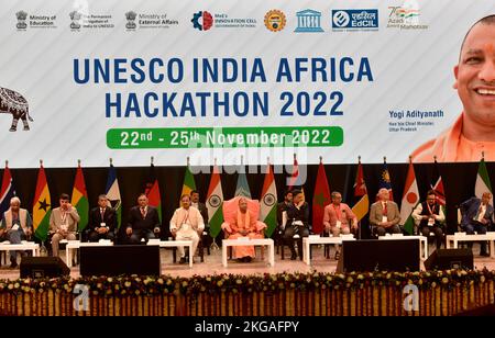 Noida, Indien. 22.. November 2022. GREATER NOIDA, INDIEN - 22. NOVEMBER: Uttar Pradesh, Chief Minister Yogi Adityanath, weiht am 22. November 2022 in Greater Noida, Indien, den Indien-Afrika-Hackathon der UNESCO an der Gautam Buddha University ein. (Foto von Sunil Ghosh/Hindustan Times/Sipa USA) Quelle: SIPA USA/Alamy Live News Stockfoto