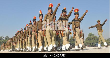 Amritsar, Indien. 21.. November 2022. AMRITSAR, INDIEN - 22. NOVEMBER: Mitarbeiter der Grenzschutzkräfte während der Probe vor dem BSF Raising Day an der Guru Nanak Dev University am 22. November 2022 in Amritsar, Indien. Die BSF wurde am 1. Dezember 1965 nach dem Krieg zwischen Indien und Pakistan erhoben und bewacht über 6.000km der internationalen Grenze. (Foto: Sameer Sehgal/Hindustan Times/Sipa USA) Quelle: SIPA USA/Alamy Live News Stockfoto