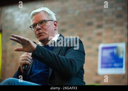 Bogota, Kolumbien, 22. November 2022. Kristinn Hrafnsson, Chefredakteur von WikiLeaks, spricht am 22. November 2022 in Bogota, Kolumbien, während einer Diskussion über die Meinungsfreiheit an der Kolumbianischen Nationaluniversität. Stockfoto