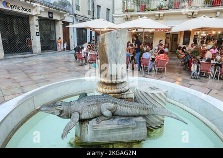Fontaine du Crocodile, Krokodilbrunnen,Symbol,Wappen,von,Nimes,Brunnen,Place du Marche,Marktplatz,in,at,Nimes,Languedoc,Region,populär,Tourist,Lage,mit,vielen,Attraktionen,einschließlich,beeindruckend,Les Arenas,Römisch,Amphitheater,und,Maison Carrée,Süd-Frankreich,Europa,Sommer,Frankreich,Frankreich,Frankreich,Frankreich,Frankreich Stockfoto