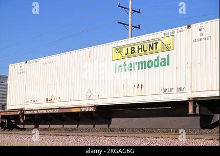 Genf, Illinois, USA. Ein intermodaler Güterzug, der durch die Vororte von Chicago fährt. Stockfoto