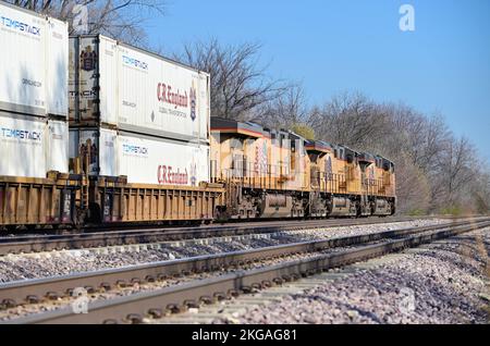 La Fox, Illinois, USA. Drei Lokomotiven der Union Pacific Railroad führen einen intermodalen Güterzug durch den Nordosten von Illinois, der nach Chicago fährt. Stockfoto