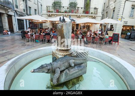 Fontaine du Crocodile, Krokodilbrunnen,Symbol,Wappen,von,Nimes,Brunnen,Place du Marche,Marktplatz,in,at,Nimes,Languedoc,Region,populär,Tourist,Lage,mit,vielen,Attraktionen,einschließlich,beeindruckend,Les Arenas,Römisch,Amphitheater,und,Maison Carrée,Süd-Frankreich,Europa,Sommer,Frankreich,Frankreich,Frankreich,Frankreich,Frankreich Stockfoto
