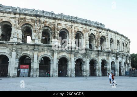 Römisch,Amphitheater von Nîmes,Arènes de Nîmes,Arena,kolosseum,erhalten,Struktur,antik,Gebäude,in,Zentrum,von,Nimes,Languedoc,Region,beliebt,Tourist,mit,vielen,Attraktionen,einschließlich,eindrucksvoll,Les Arenas,Römisch,Römisch,Maison Carrée,Südfrankreich,Frankreich,Frankreich,Süd,Frankreich,Europa,Touristenattraktionen,Süd,Frankreich,Süd,Frankreich,Frankreich,Kaiskirchen,Frankreich,Europa,Süd,Europa,Kaiserreich,Süd,Europa,Europa,Kaiserreich,Süd,Süd,Frankreich,Europa,Kaiserreich,Kaiserreich,Kaiserreich,Süd,Europa,Kaiserreich,Kaiserreich,Kaiserreich,Europa Stockfoto