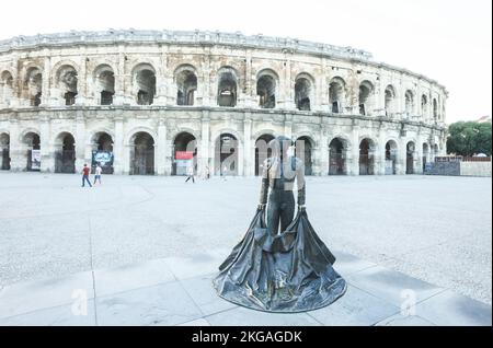 Sundown,Sonnenuntergang,und,Matador,Stierkämpfer,Statue,in,Roman,Amphitheater von Nîmes,Arènes de Nîmes,Arena,kolosseum,erhalten,Struktur,antik,Gebäude,in,Zentrum,of,Nimes,Languedoc,Region,populär,Touristenattraktion,mit,vielen,Attraktionen,Attraktionen,Arenas,römisch,römisch,Süd,Frankreich,Frankreich,Süd,Frankreich,Süd,Frankreich,Frankreich,Süd,Frankreich,Arrhitheater,Süd,Süd,Süd,Frankreich,Frankreich,Frankreich,Frankreich,Süd-Süd-Süd-Süd-Süd-Süd-Süd-Süd,Frankreich,Frankreich,Frankreich,Frankreich,Frankreich,Frankreich,Frankreich,Frankreich,Frankreich,Frankreich,Frankreich,Frankreich,Frankreich,Frankreich,Frankreich,Frankreich,Frankreich,Frankreich,Frankreich,Frankreich,Frankreich,Frankreich,Frankreich,Frankreich,Frankreich,Frankreich Stockfoto