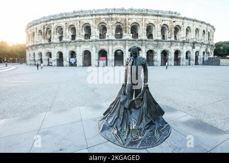 Sundown,Sonnenuntergang,und,Matador,Stierkämpfer,Statue,in,Roman,Amphitheater von Nîmes,Arènes de Nîmes,Arena,kolosseum,erhalten,Struktur,antik,Gebäude,in,Zentrum,of,Nimes,Languedoc,Region,populär,Touristenattraktion,mit,vielen,Attraktionen,Attraktionen,Arenas,römisch,römisch,Süd,Frankreich,Frankreich,Süd,Frankreich,Süd,Frankreich,Frankreich,Süd,Frankreich,Arrhitheater,Süd,Süd,Süd,Frankreich,Frankreich,Frankreich,Frankreich,Süd-Süd-Süd-Süd-Süd-Süd-Süd-Süd,Frankreich,Frankreich,Frankreich,Frankreich,Frankreich,Frankreich,Frankreich,Frankreich,Frankreich,Frankreich,Frankreich,Frankreich,Frankreich,Frankreich,Frankreich,Frankreich,Frankreich,Frankreich,Frankreich,Frankreich,Frankreich,Frankreich,Frankreich,Frankreich,Frankreich,Frankreich Stockfoto