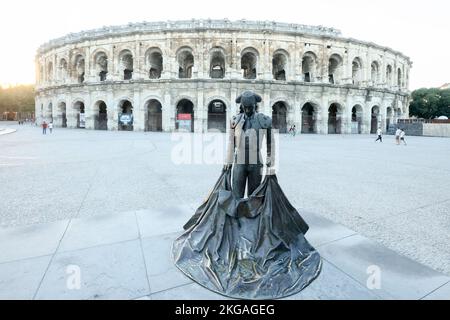 Sundown,Sonnenuntergang,und,Matador,Stierkämpfer,Statue,in,Roman,Amphitheater von Nîmes,Arènes de Nîmes,Arena,kolosseum,erhalten,Struktur,antik,Gebäude,in,Zentrum,of,Nimes,Languedoc,Region,populär,Touristenattraktion,mit,vielen,Attraktionen,Attraktionen,Arenas,römisch,römisch,Süd,Frankreich,Frankreich,Süd,Frankreich,Süd,Frankreich,Frankreich,Süd,Frankreich,Arrhitheater,Süd,Süd,Süd,Frankreich,Frankreich,Frankreich,Frankreich,Süd-Süd-Süd-Süd-Süd-Süd-Süd-Süd,Frankreich,Frankreich,Frankreich,Frankreich,Frankreich,Frankreich,Frankreich,Frankreich,Frankreich,Frankreich,Frankreich,Frankreich,Frankreich,Frankreich,Frankreich,Frankreich,Frankreich,Frankreich,Frankreich,Frankreich,Frankreich,Frankreich,Frankreich,Frankreich,Frankreich,Frankreich Stockfoto