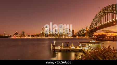 Sydney unter dem rosa-gelben Himmel Stockfoto