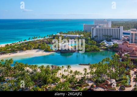 Paradise Lagoon und das Coral Hotel aus der Vogelperspektive mit Paradise Beach auf der Rückseite des Atlantis Hotels auf Paradise Island, Bahamas. Stockfoto