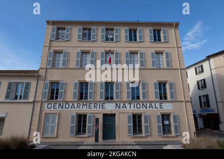 Die berühmte „Gendarmerie“ (Polizeistation) von Saint-Tropez, die in den Louis de Funes-Filmen „Le Gendarme de Saint-Tropez“ zu sehen ist. Stockfoto