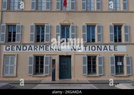 Die berühmte „Gendarmerie“ (Polizeistation) von Saint-Tropez, die in den Louis de Funes-Filmen „Le Gendarme de Saint-Tropez“ zu sehen ist. Stockfoto