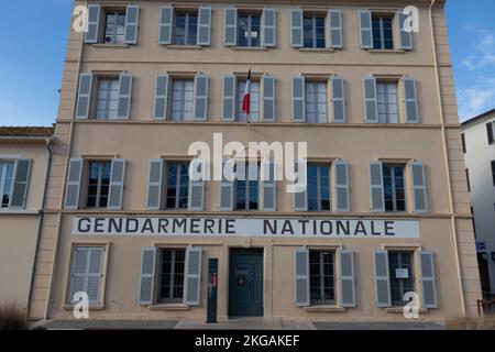 Die berühmte „Gendarmerie“ (Polizeistation) von Saint-Tropez, die in den Louis de Funes-Filmen „Le Gendarme de Saint-Tropez“ zu sehen ist. Stockfoto