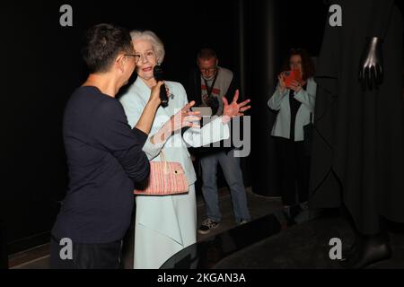 Sydney, Australien. 23.. November 2022 Zampatti Powerhouse ist eine große Ausstellung, die das Leben und Vermächtnis des berühmten Australiens im Powerhouse Ultimo feiert. DIE erste international exklusive Retrospektive von Carla Zampatti AC, OMRI (1938–2021), präsentiert das Leben und Werk des unnachahmlichen italienischen Designers, der als australische ModeIkone beliebt ist. Im Bild: Kurator Roger Leong spricht mit Dame Quentin Alice Louise Bryce, AD, ehemaliger Generalgouverneur Australiens, über das Zampatti-Kleid, das sie für die Ausstellung geliehen hat. Kredit: Richard Milnes/Alamy Live News Stockfoto