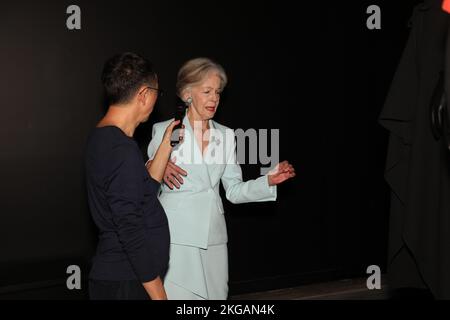 Sydney, Australien. 23.. November 2022 Zampatti Powerhouse ist eine große Ausstellung, die das Leben und Vermächtnis des berühmten Australiens im Powerhouse Ultimo feiert. DIE erste international exklusive Retrospektive von Carla Zampatti AC, OMRI (1938–2021), präsentiert das Leben und Werk des unnachahmlichen italienischen Designers, der als australische ModeIkone beliebt ist. Im Bild: Kurator Roger Leong spricht mit Dame Quentin Alice Louise Bryce, AD, ehemaliger Generalgouverneur Australiens, über das Zampatti-Kleid, das sie für die Ausstellung geliehen hat. Kredit: Richard Milnes/Alamy Live News Stockfoto