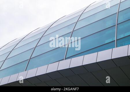 Modernes Design der Dachkuppel aus Glas und Beton, architektonisches Konstruktionskonzept, Nahaufnahme Stockfoto